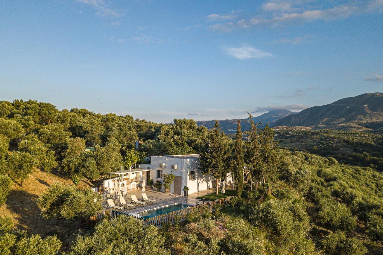 Mariandry Villa, Secluded Retreat With Pool, Bbq & Hottub, By Thinkvilla Вилла Эпископи